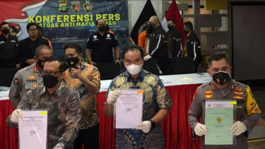 Kapolda Metro Jaya Inspektur Jenderal Polisi Fadil Imran (kanan).