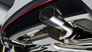 Jangan Panik, Ini Penyebab Air Keluar dari Knalpot Mobil