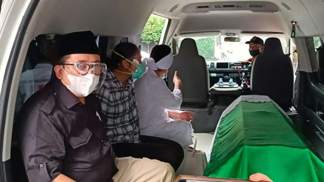 Fadli Zon saat bersama jenazah almarhumah ibunda menuju TPU Karet Bivak.