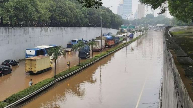 Banjir terjang Jalan Tol JORR.