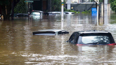 Banjir di Kemang, Puluhan Mobil Terendam