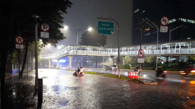 Banjir di Semanggi menuju jalan Gatot Soebroto