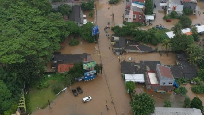 Tanggul Sungai Citarum di Bekasi jebol menggenangi pemukiman 