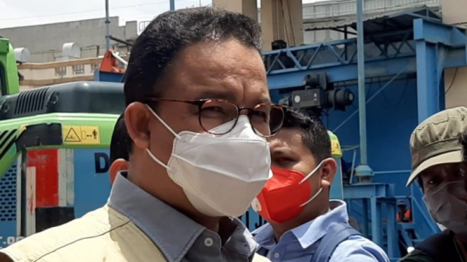 Gubernur DKI Jakarta Anies Baswedan di Pintu Air Manggarai, Jakarta Selatan