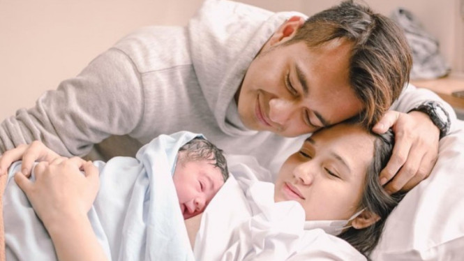 Eza Gionino dan istri dikaruniai anak kedua.