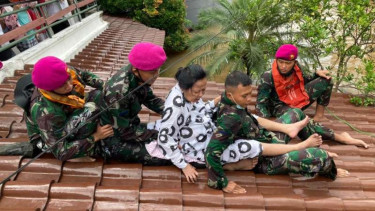 VIVA Militer: Prajurit Marinir Pasmar 1 evakuasi korban banjir di Kemang, Jaksel