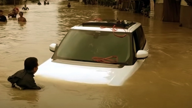 Mobil Range Rover Vogue terendam banjir di Kabupaten Bekasi