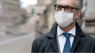 Memakai kacamata dan masker 