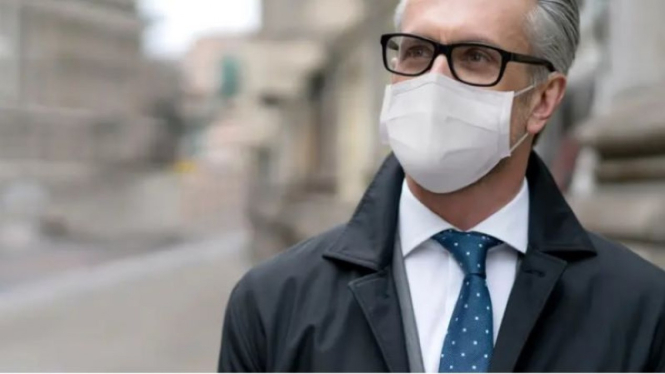 Memakai kacamata dan masker 