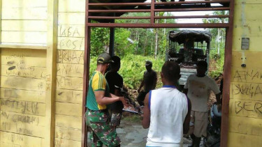VIVA Militer: Prajurit TNI bongkar Gereja Mahanaim di Papua