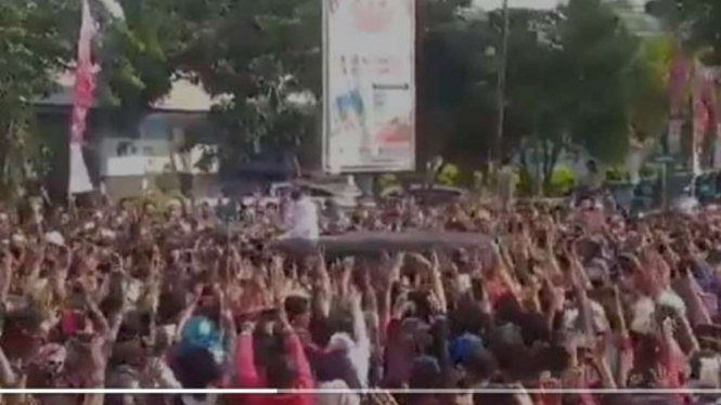 Kerumunan massa kerubuti Jokowi di Maumere, NTT