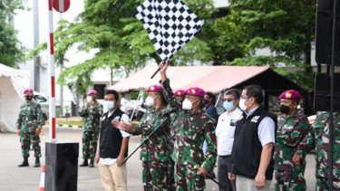 VIVA Militer: Mayjen TNI (Mar) Suhartono melepas bantuan untuk korban banjir