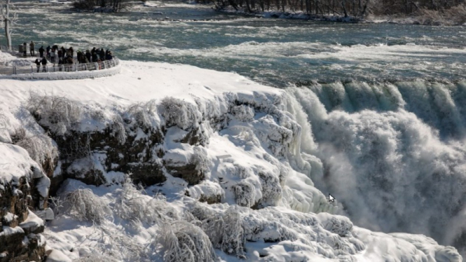 Air terjun Niagara di New York membeku