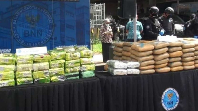 BNN musnahkan barang bukti narkotika hasil pengungkapan 7 jaringan narkoba.
