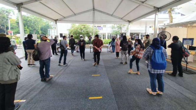 Antrean vaksin untuk wartawan dengan menjaga jarak di Hall Basker Senayan