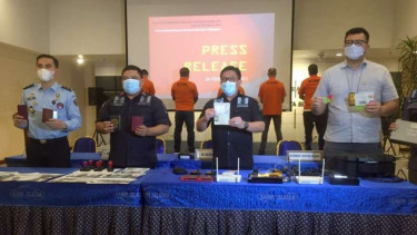 Imigrasi Jakarta Selatan merilis penangkapan lima WNA Inggris
