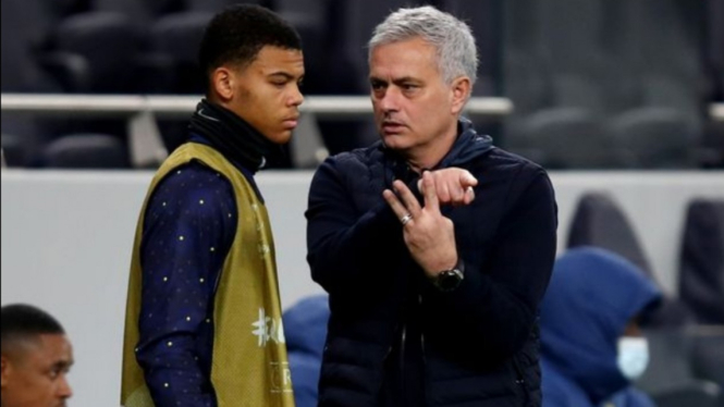Pemain muda Tottenham Hostpur, Dane Scarlett, bersama Jose Mourinho. 