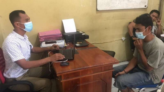 AR alias Dewa (kanan) pemerkosa adik ipar di Bima, NTB