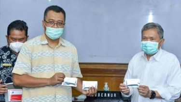 Gubernur NTB Zulkifliemansyah tunjukkan rapid test kit ENRAM