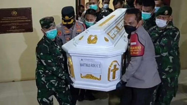 Kapolres Jakarta Barat Kombes Ady Wibowo dan Dandim bawa peti mayat Pratu Rizky