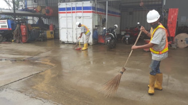 Kegiatan rutin harian setelah briefing pagi adalah PPKS melakukan tugas bersih-bersih sampah dan menyapu di lokasi proyek di Bekasi.
