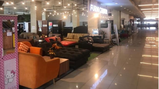 Sektor perdagangan besar dan eceran di salah satu pusat perbelanjaan di Kota Bandung