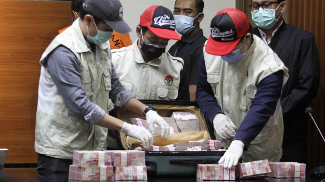 Ilustrasi: Penyidik KPK saat rilis barang bukti kasus korupsi