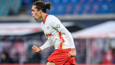 Striker RB Leipzig, Yussuf Poulsen rayakan gol.