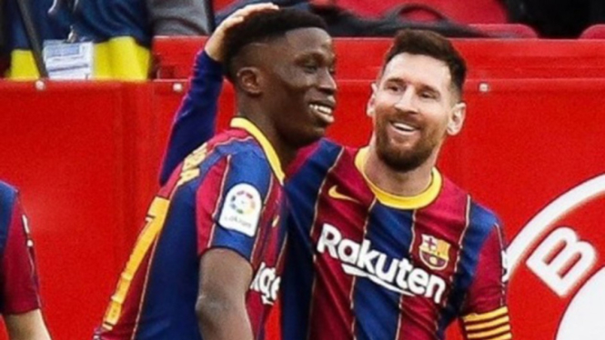 Pemain Barcelona, Ilaix Moriba dan Lionel Messi usai habisi Sevilla.