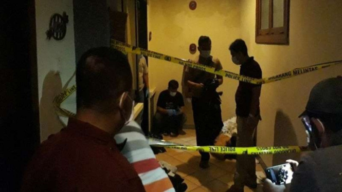Polisi melakukan olah TKP seorang mayat perempuan dalam kamar hotel di Kediri