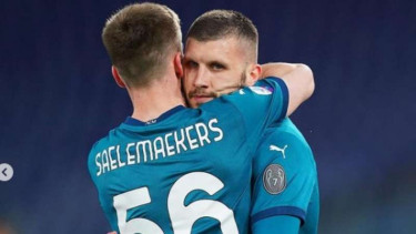 Ante Rebic dan Alexis Saelemaekers rayakan gol AC Milan.