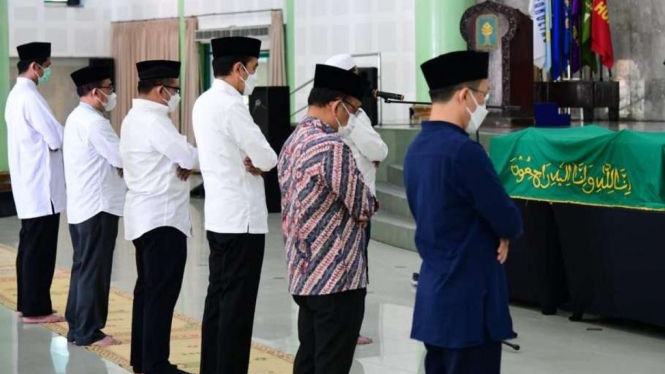 Presiden Jokowi saat menyalatkan almarjum Artidjo Alkostar.