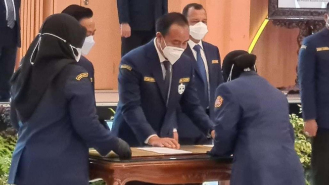 Mensos Tri Rismaharini bersama Ketua Karang Taruna Nasional, Didik Mukrianto