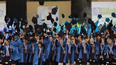 Mahasiswa UBSI saat merayakan wisuda sebelum pandemi Covid-19.