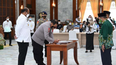 Kapolda Kalsel Irjen Rikwanto menandatangani MoU dengan NU dan Muhammadiyah.