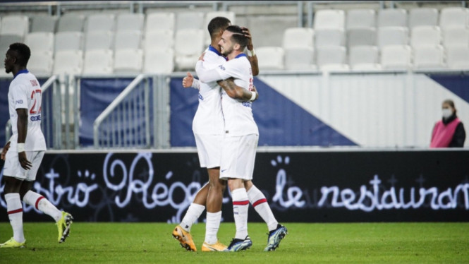 Pemain PSG, Presnel Kimpembe dan Pablo Sarabia sedang merayakan gol. 