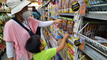 Pelanggan belanja harga spesial di Superindo.
