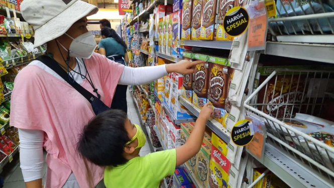 Pelanggan belanja harga spesial di Superindo.