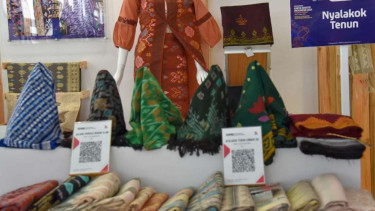 Kain Tenun asli Lombok, Nusa Tenggara Barat.