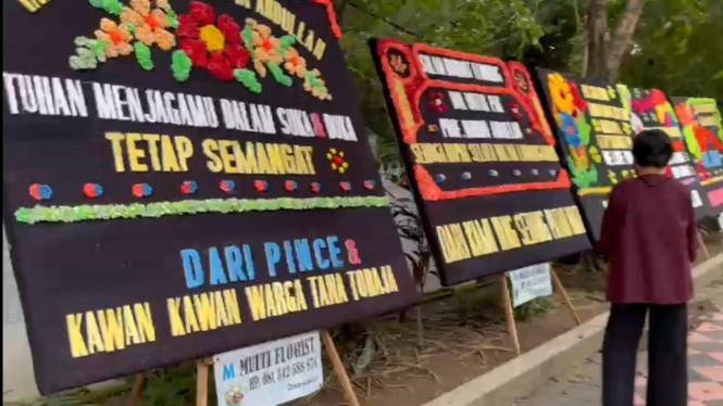 Rumah Dinas Jabatan Gubernur Sulsel dibanjiri karangan bunga