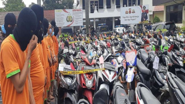 Pelaku curanmor beserta barang bukti motor hasil curian