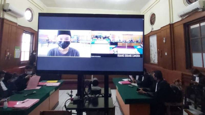 Sidang pengadilan terdakwa kasus salah transfer BCA di Surabaya