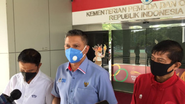 Waketum PSSI, Iwan Budianto (tengah) bersama Yunus Nusi (kiri) dan Indra Sjafri