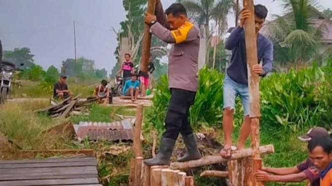 Seorang polisi yang bertugas sebagai Bhabinkamtibmas di Pontianak, Kalimantan Barat, memprakarsai pembangunan kanal sekat restorasi lahan gambut untuk mengantisipasi kebakaran hutan dan lahan.