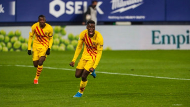 Gelandang muda Barcelona, Ilaix Moriba, merayakan gol. (sebelah kanan) 