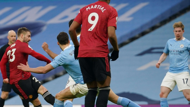 Luke Shaw membobol gawang Manchester City
