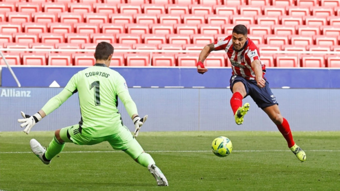 Striker Atletico Madrid, Luis Suarez saat menghadapi Real Madrid. 