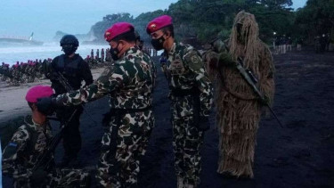 VIVA Militer: KSAL memimpin prosesi pembaretan terhadap 300 prajurit Marinir