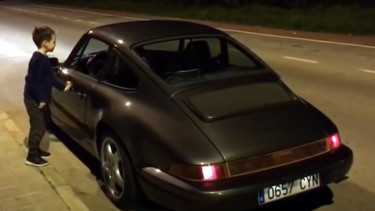 Bocah terpukau suara knalpot Porsche 964