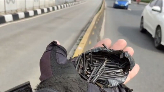 Ranjau paku ditemukan dibungkus kantong plastik